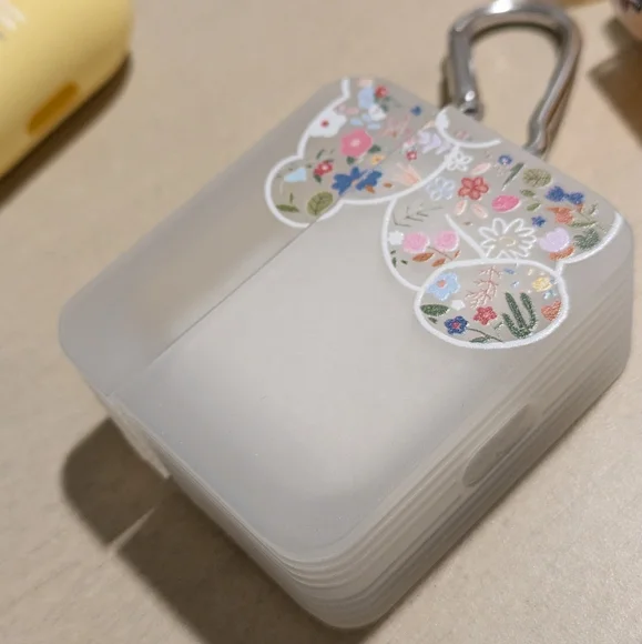 Bundle of Floral Airpod 3 cases - Picture 2 of 5